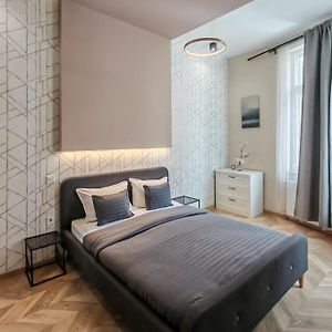 Amora Homes 3 Bedrooms Bright Flat In The Heart Of The City -Free Parking Need Reservation